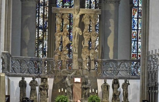 Dieses Bild hat ein leeres Alt-Attribut. Der Dateiname ist Kreuzweg-fuer-die-verfolgte-Kirche-im-Augsburger-Dom-Foto-Nicolas-Schnall-pba2-696x522-1.jpeg